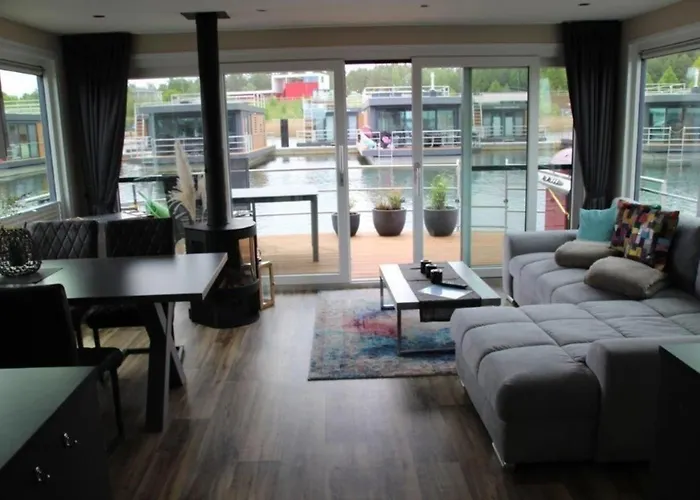 Hausboot Seensucht 船屋 Klitten