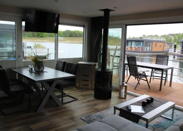 Hausboot Seensucht 船屋 *